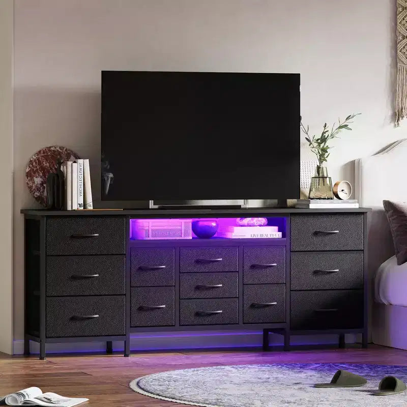 Meuble TV commode de 70 pouces pour téléviseurs de 65, 75, 80 pouces, grande commode de 13 tiroirs en tissu avec prises de courant et lumières LED pour chambre à coucher