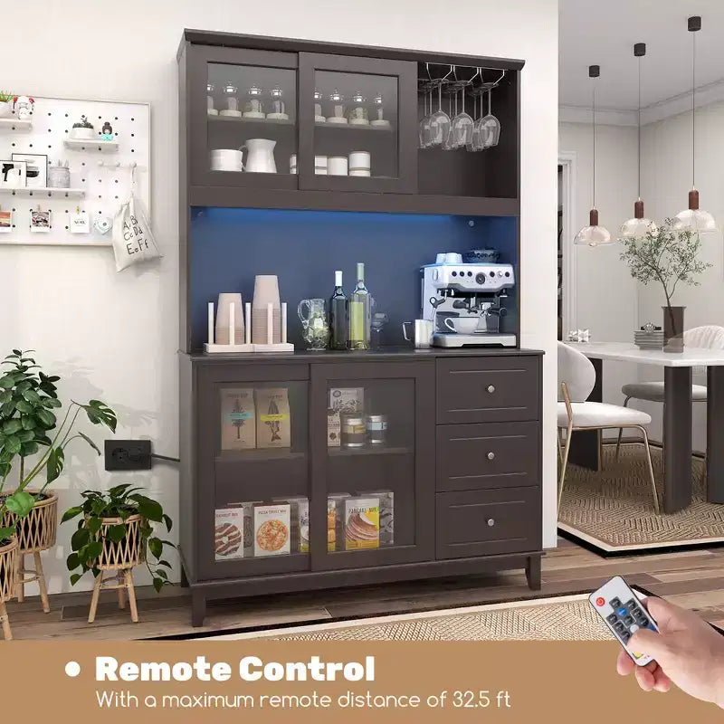 Meuble de rangement de cuisine Costway, armoire de cuisine avec lumières LED et prise de courant, marron foncé