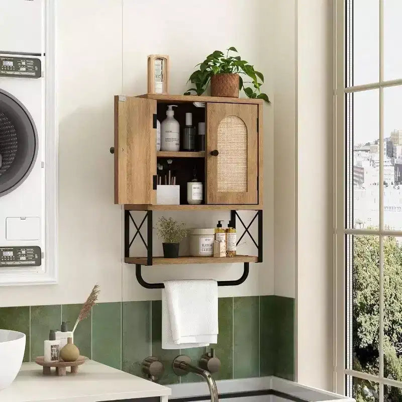 Armoire murale de salle de bain en rotin bohème au-dessus des toilettes avec portes arquées en rotin, armoire moderne avec étagères réglables