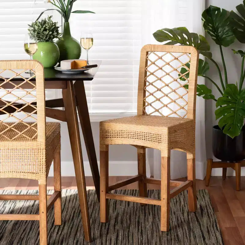 bali & pari Tabouret de bar hauteur comptoir en rotin et bois Moscou Noyer/Naturel : Style bohème, cadre en manguier, aucun assemblage requis