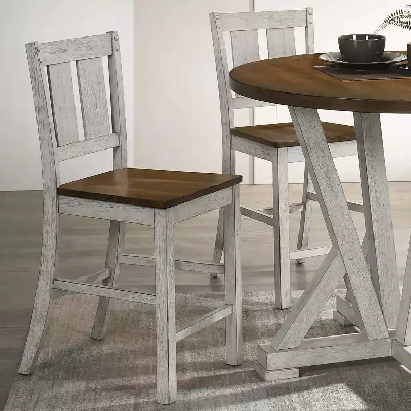 HOMES: Inside + Out Lot de 2 chaises hautes Naxti rustiques Chêne clair/Blanc antique : Style ferme, Structure en bois d'hévéa