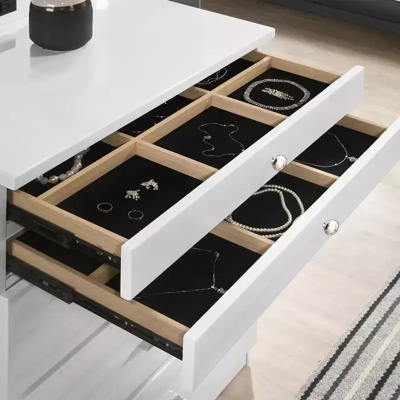 HOMES: Inside + Out Commode 5 tiroirs Garneta avec tiroirs à bijoux Blanc : Commode verticale moderne, quincaillerie anti-basculement, finition brillante