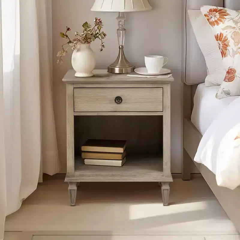 Victoria Table de chevet Chêne clair : Inspirée de la campagne française, poignée en bronze, espace de rangement ouvert