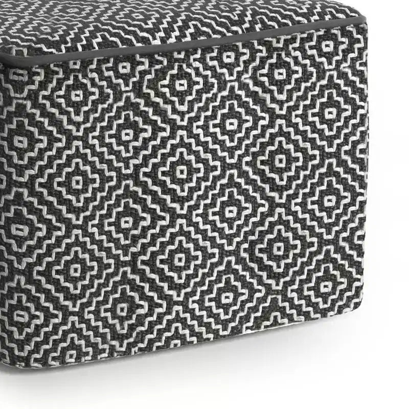 Laurene Pouf tissé carré en polyester PET gris/blanc - WyndenHall