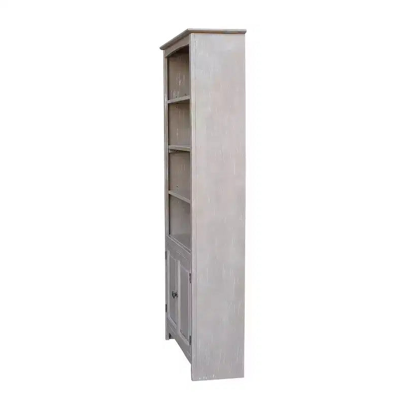 Bibliothèque International Concepts 72 po. Shaker avec deux portes inférieures Gris délavé : Parawood massif, design de style Mid-Century, étagères réglables