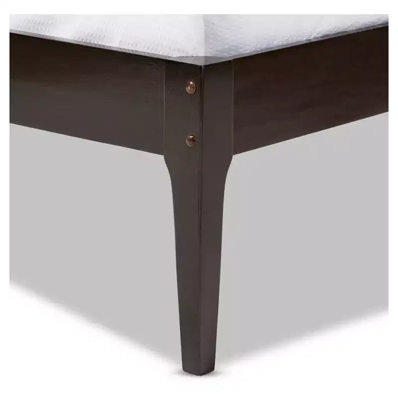 Cadre de Lit Queen Bentley en Bois Massif Style Mid-Century Cappuccino/Brun Foncé - Baxton Studio : Écologique, Bois d'Hévéa, Sommier Tapissier Non Requis