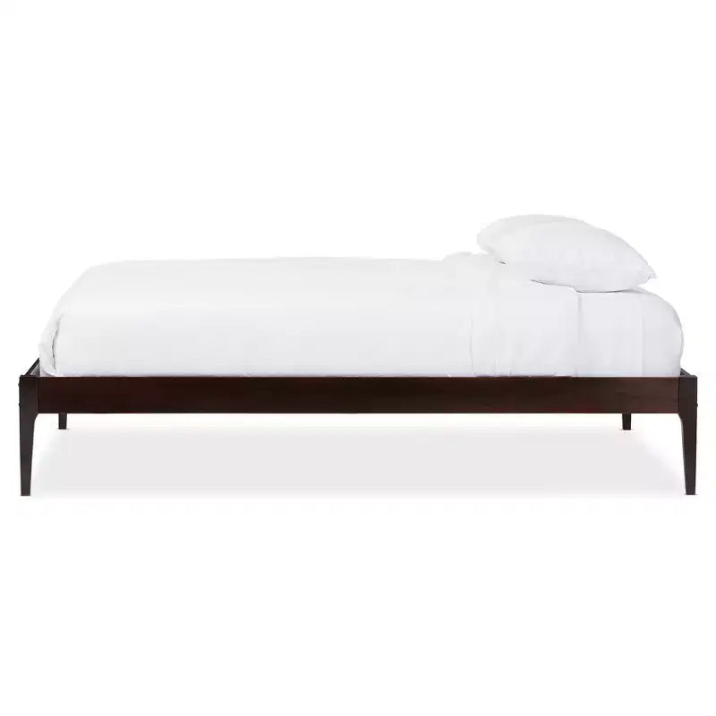 Cadre de Lit Queen Bentley en Bois Massif Style Mid-Century Cappuccino/Brun Foncé - Baxton Studio : Écologique, Bois d'Hévéa, Sommier Tapissier Non Requis