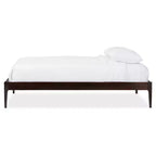 Cadre de Lit Queen Bentley en Bois Massif Style Mid-Century Cappuccino/Brun Foncé - Baxton Studio : Écologique, Bois d'Hévéa, Sommier Tapissier Non Requis