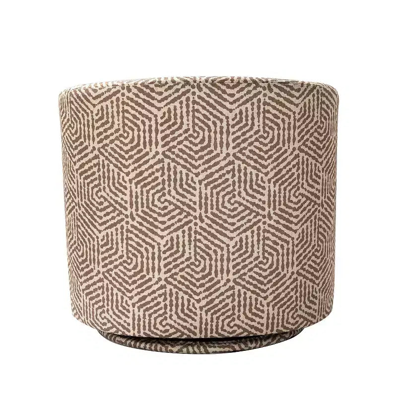 Fauteuil tonneau rembourré en bois Liria pour salon avec piètement pivotant en métal | ART OF LIVING DESIGNS