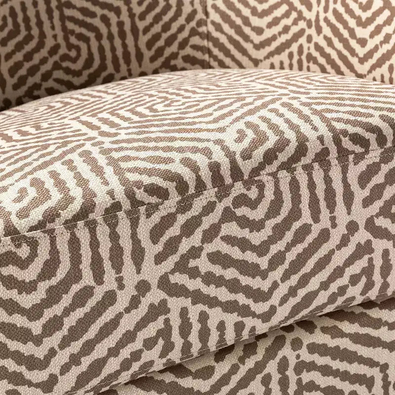 Fauteuil tonneau rembourré en bois Liria pour salon avec piètement pivotant en métal | ART OF LIVING DESIGNS
