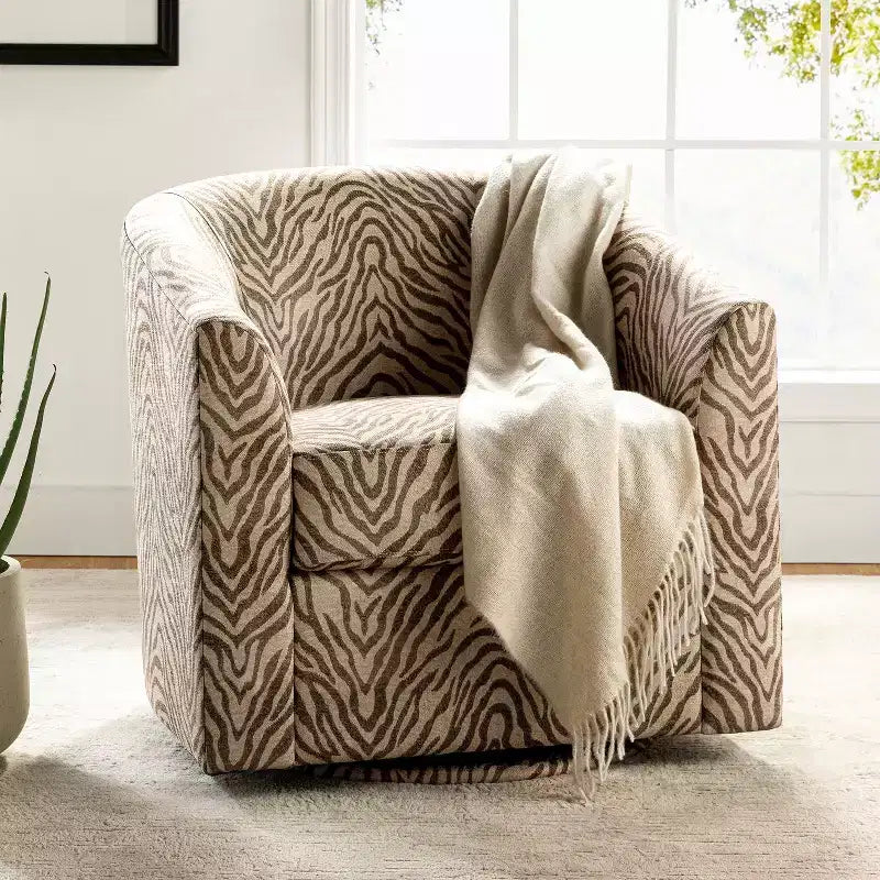 Fauteuil tonneau rembourré en bois Liria pour salon avec piètement pivotant en métal | ART OF LIVING DESIGNS