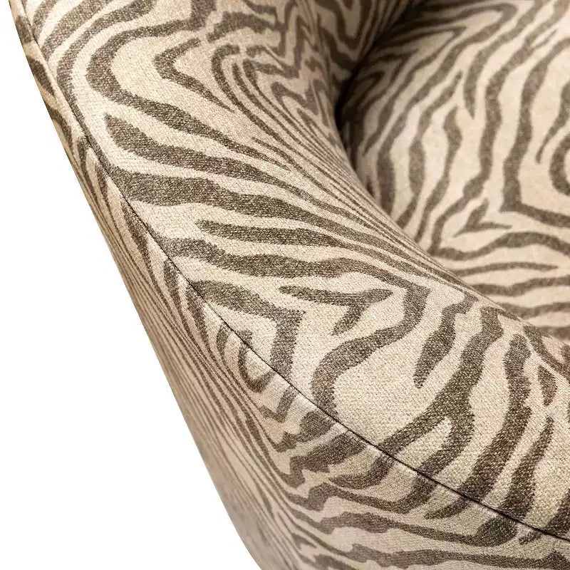 Fauteuil tonneau rembourré en bois Liria pour salon avec piètement pivotant en métal | ART OF LIVING DESIGNS
