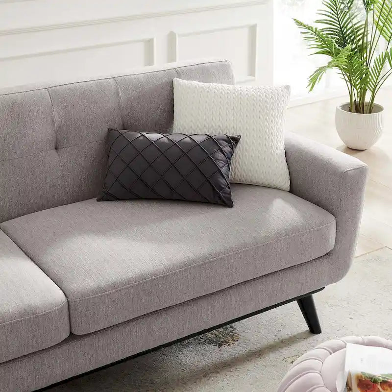 Canapé en tissu chevrons – Boutons touffetés, coussins moelleux, pieds en bois noir